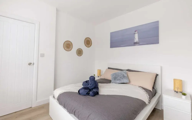Free Parking - 4 Bedroom House