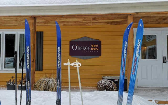 Oberge Inn  Riverside guest room in Val-David village with free parking