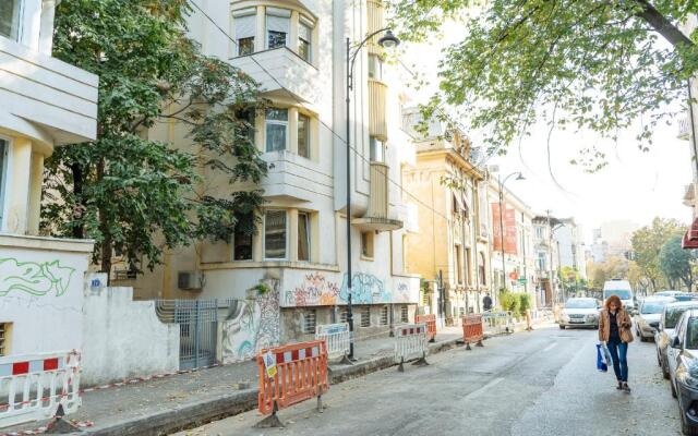 Spacious and Quiet - City Center Apartment