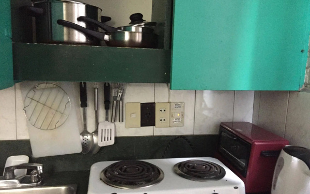 Broadway Court Apartelle