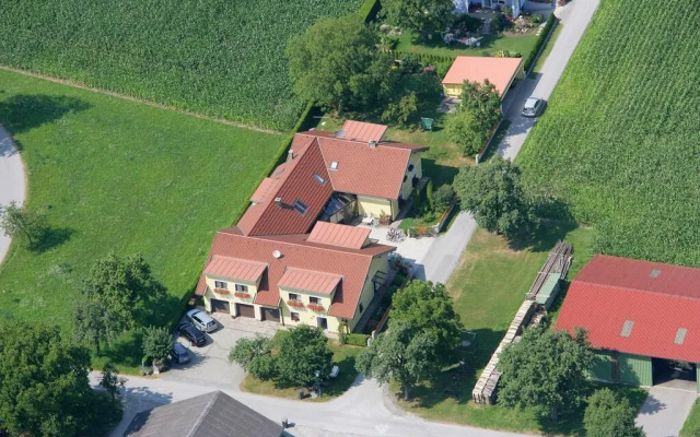 Privatzimmer & Ferienwohnungen Leeb