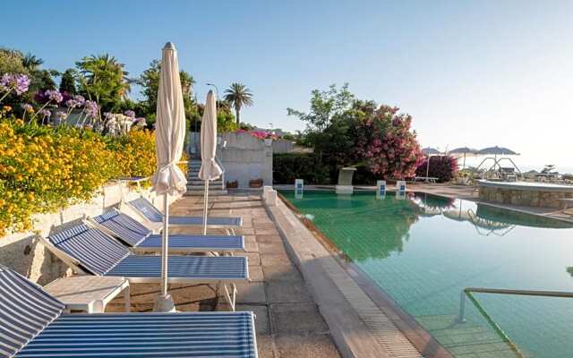 Paradiso Garden Resort Suite & Charme with warm Thermalpools and Beach