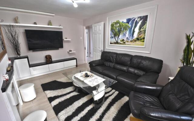 Immaculate 2-bed Apartment in Isleworth by River