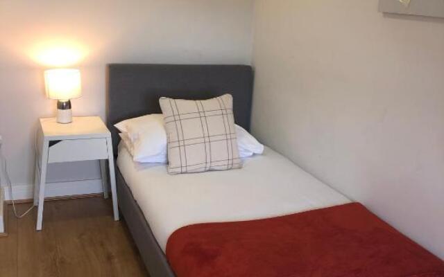 2nd Floor Town Centre Apt with FREE Parking