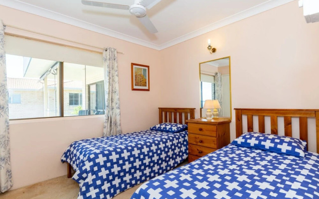 Water Views - Top Floor -Clearview Apartments South Esp, Bongaree