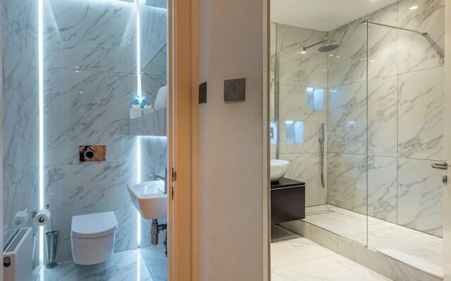 NEW Stunning 5BD Kensington House