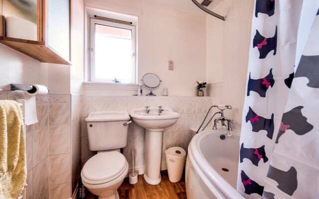 Cozy and Rustic 3bed/2bath Stockbridge Apartment With Free Parking