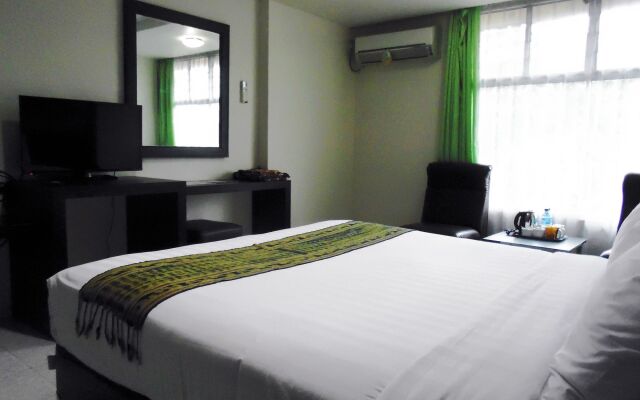 OYO 2487 Sampurna Jaya Hotel