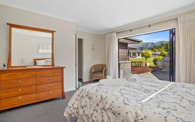 16 Rutherford Crescent