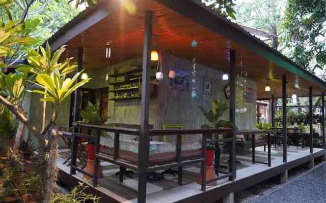 Gardenroom Home Stay And Cafe Suvarnabhumi