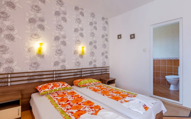 Classic Double or Twin Room in Dafinka Guest House