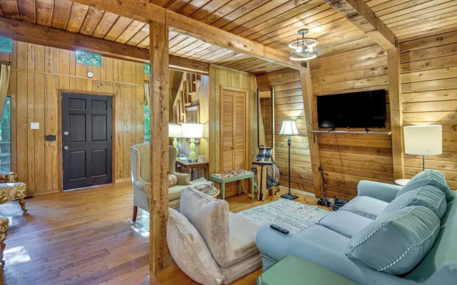 Pet-friendly Lavonia Cabin, Walk to Lake Hartwell!