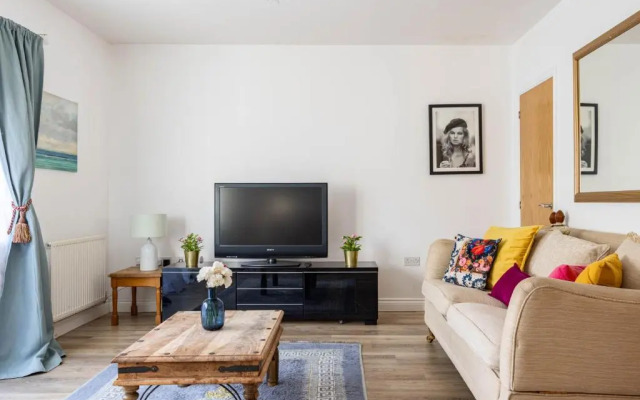 Superb 3-bed House With Parking Garden in London