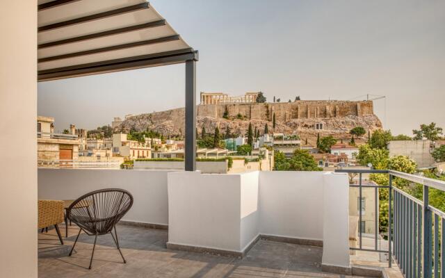 Cozy Deck Roof Apt at the Foothills of Acropolis