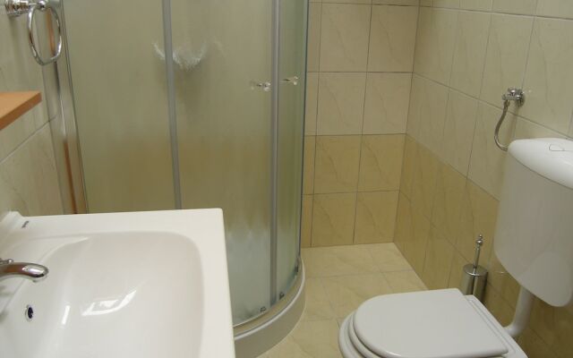 Easeful Pifar Apartment great location