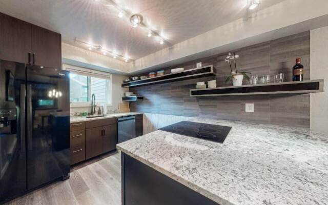 Luxury 3 Bedroom Ski in, Ski Out Mountain Vacation Rental Just Steps from the Snowflake Ski Lift