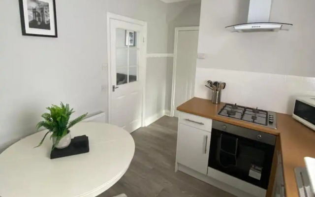 House - Sleeps 6 - Pet Friendly - Parking