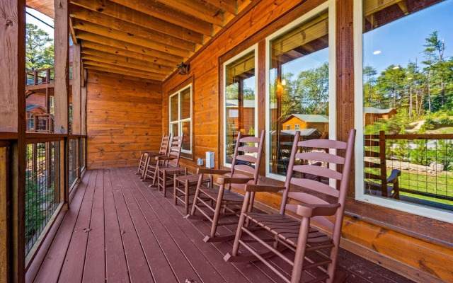 Mountain Skyy 3 Bedroom Cabin by RedAwning