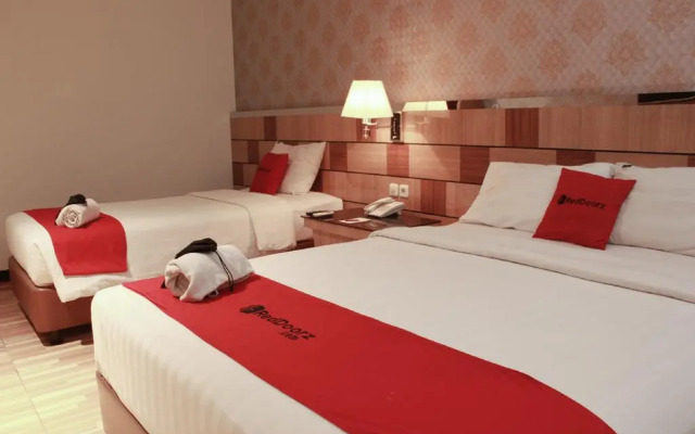 RedDoorz Plus near Bandung Station 2