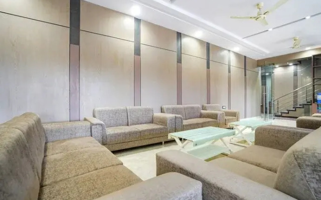 Fabhotel Rahul Palace
