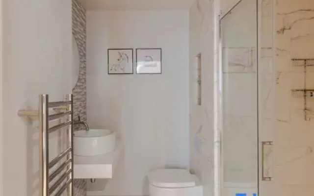 The Eyre Suite Three - Farringdon - by Frankie