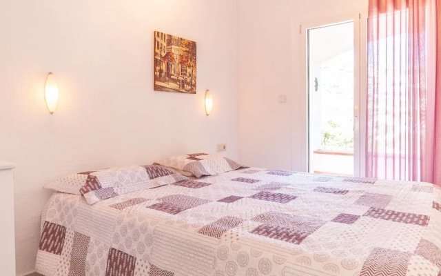 Cozy Apartment in Roses with Sea Nearby