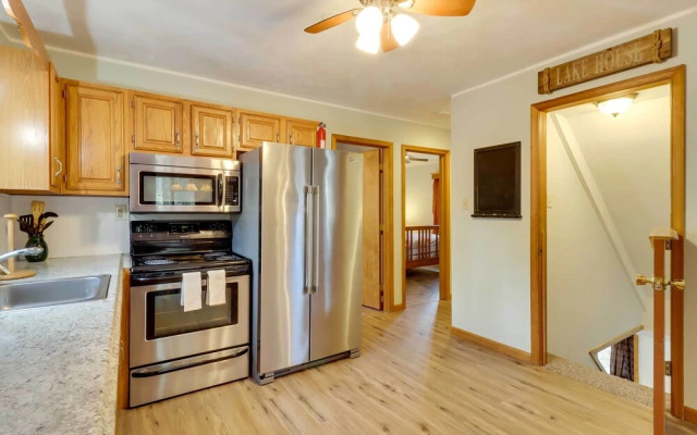 Spacious Pocono Lake House Near Skiing & Swimming!