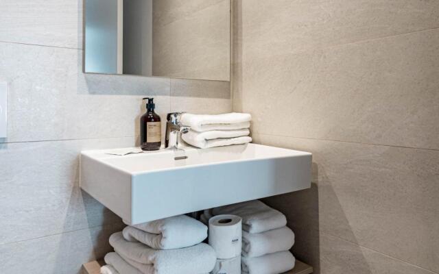 LME9F1- Penthouse, amazing views, families only