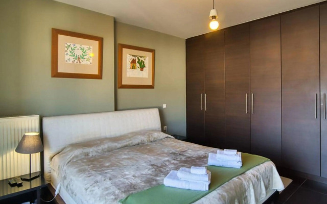 Pristine penthouse with Parthenon view by the pool