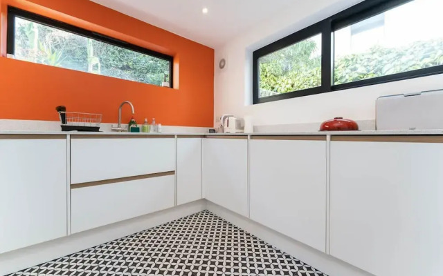 Host Stay Grove Townhouse