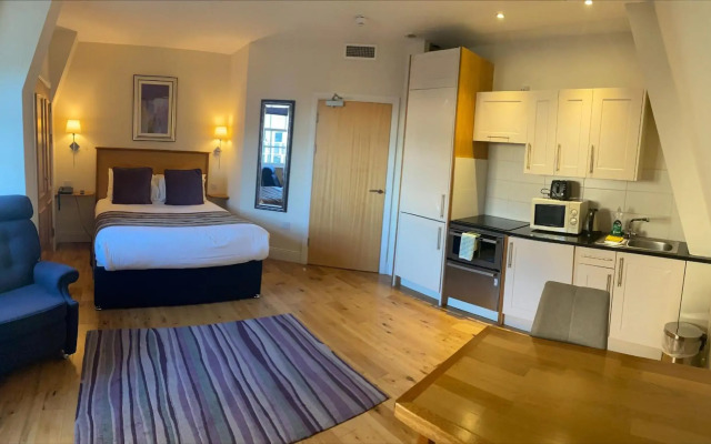 Royal Athenaeum Suites