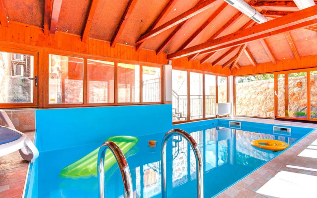 Holiday house Jucinovi Dvori, Starigrad Paklenica with pool