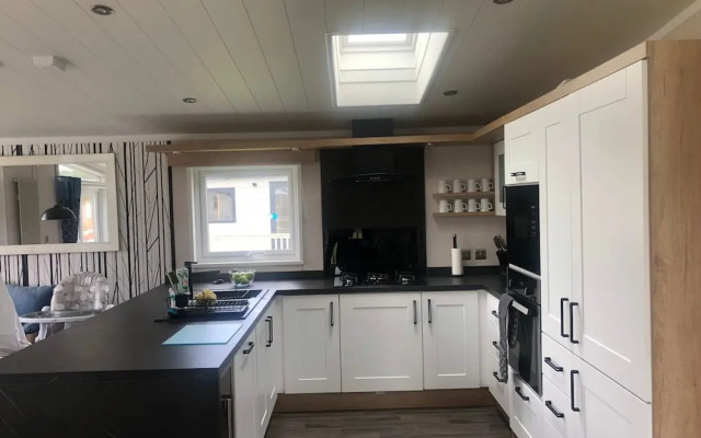 7 Guests - 3 Bedrooms - Pool - Balcony - Parking