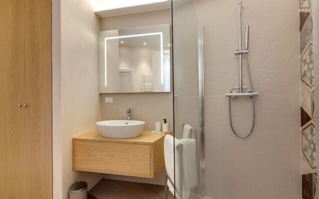 Central Berchet With Terrace and Private Entrance