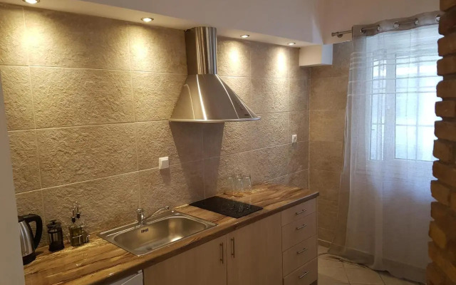 JOHN BEAUTY 50m2, METRO and ACROPOLIS 5'