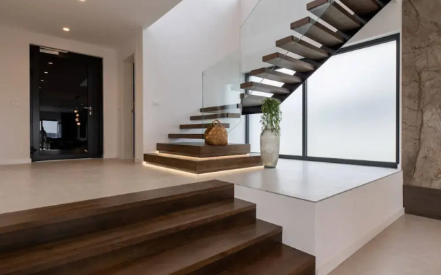 Moonlit Mirage Villa With Pool, Gym and Sauna