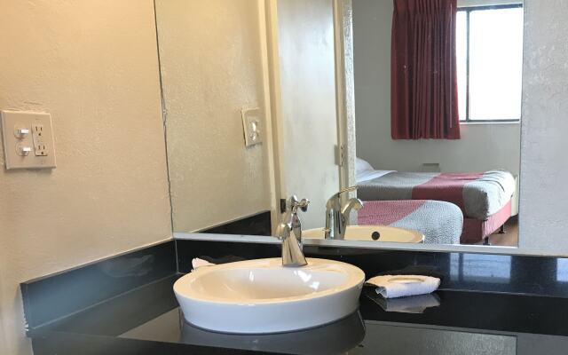 Super 6 Inn & Suites Baton Rouge