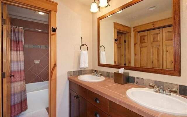 Private 3 Bedroom Townhome Located in East Keystone With Access to a Firepit, Hot Tub, and Billiards