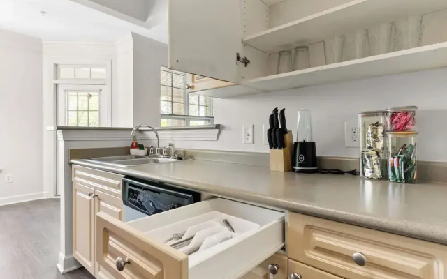Upscale King 2BR Suite Downtown Raleigh