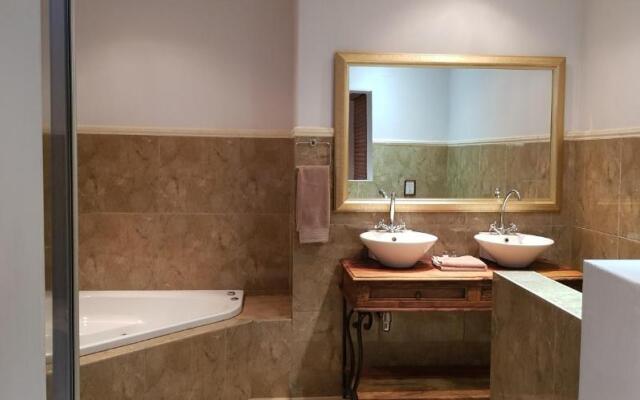 Tuskers Bush Lodge B&B