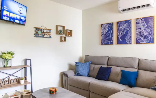 Cozy Condo with Panoramic Hillside Views from Rooftop Terrace and Short Walk to Beach