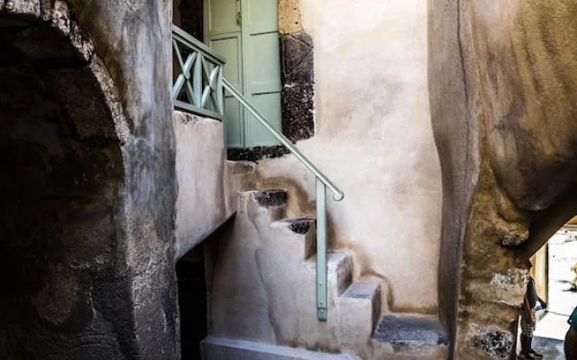 The Commander s Cave