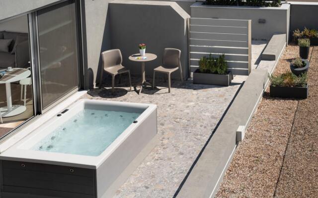 Roof Garden Apartment with Outdoor Jacuzzi