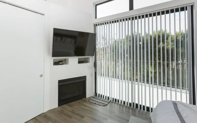 2nd Story Masterpiece In Venice Beach 4 Bedroom Home by RedAwning