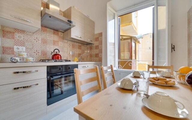 Lovely 2 bed Flat in Front of the Colosseum!