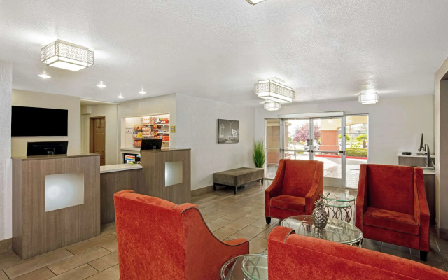 La Quinta Inn & Suites by Wyndham Las Vegas Red Rock