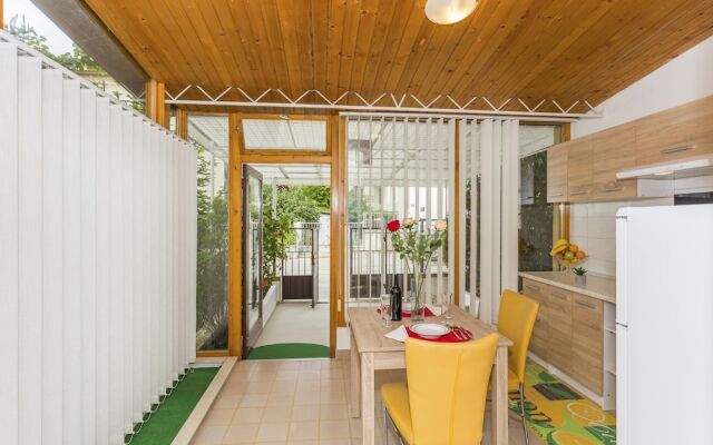 Comfortable Modern Studio With Shaded Patio