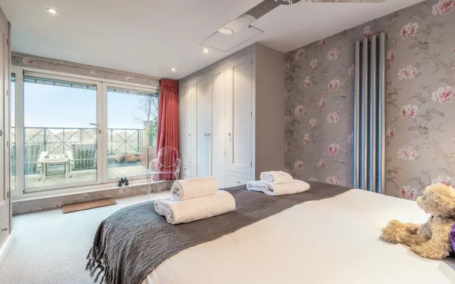Immaculate Hammersmith Home By The River Thames