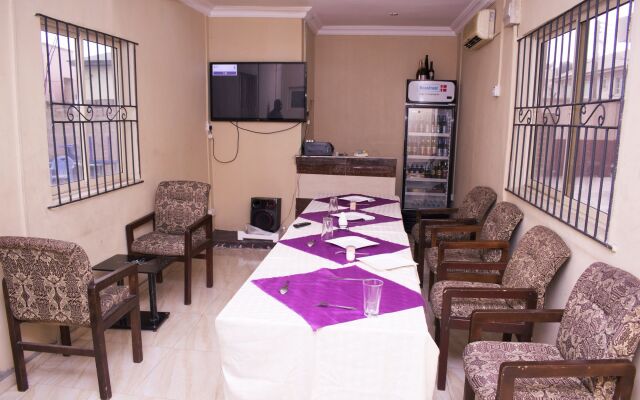 Maxton Suites Magodo