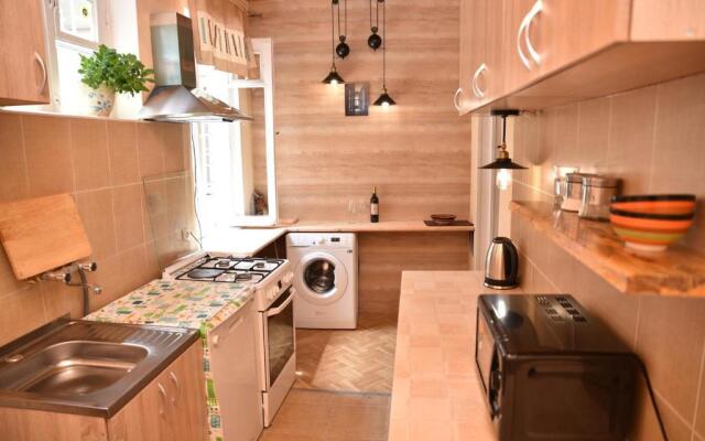 3 BD App with cozy Garden